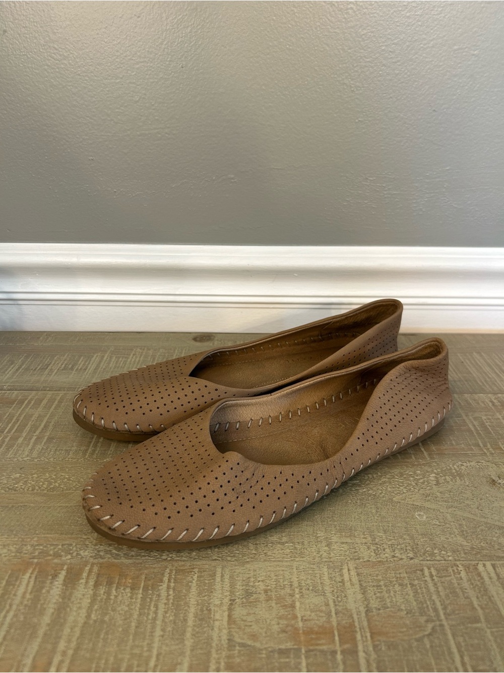 Kelly & Katie Women’s Tan/Brown Perforated Ballet Flats, Size 9